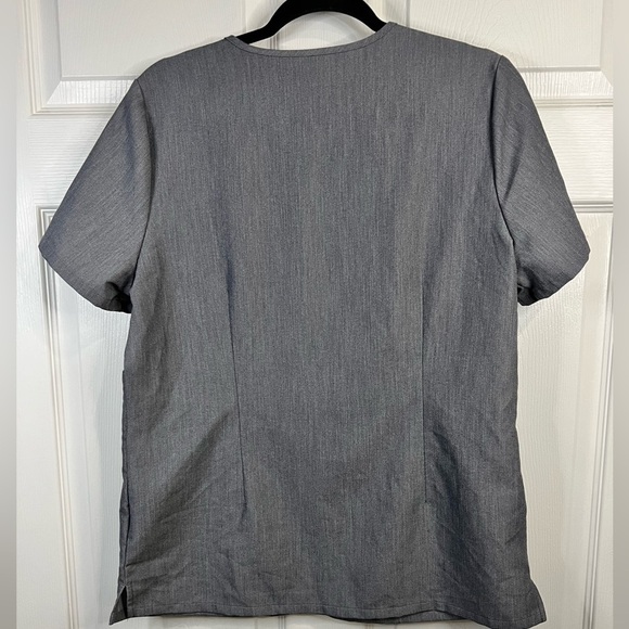FIGS Casma Women’s Three-Pocket Scrub Top – Graphite - Size Medium - Picture 3 of 7